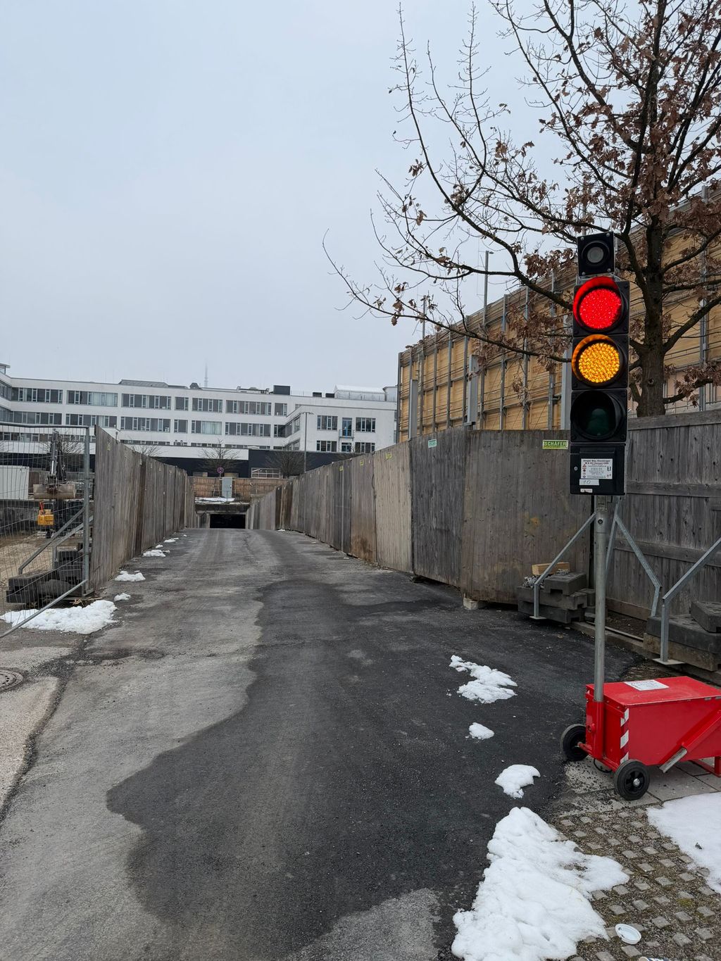 Baustellenampel und Verkehrsführung entlang des Bauzauns