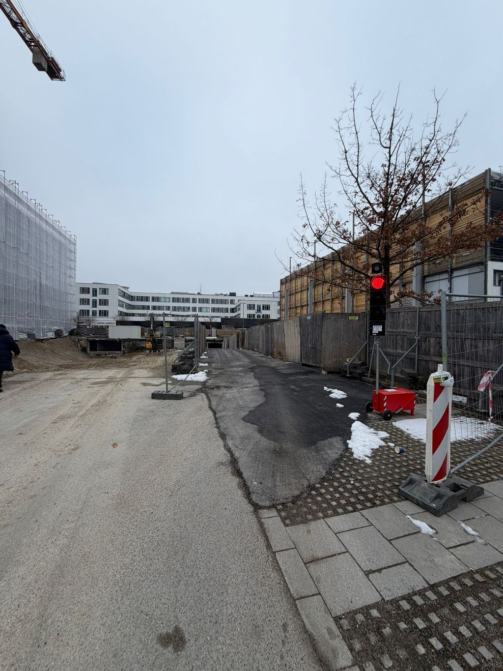 Baustellenabsicherung mit Bauzaun, Absperrbake und Verkehrsschildern