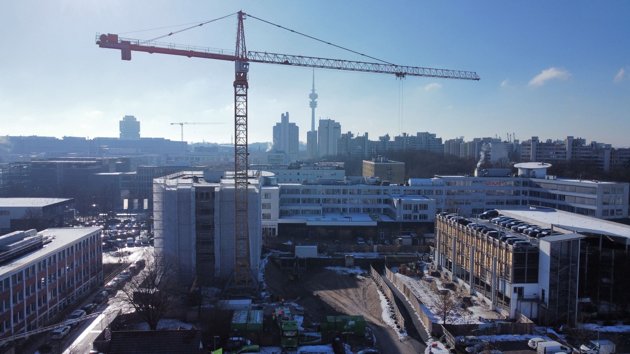 Baustelle Moosacher Straße München aus der Luft mit Turmdrehkran vor der Skyline und dem Olympiaturm