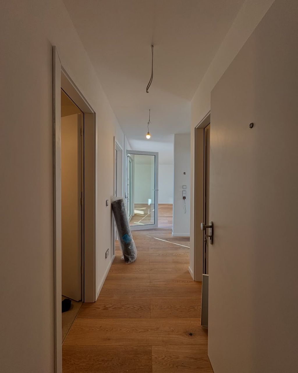 Fertiger Wohnungsflur mit Parkett und Zugang zu den Zimmern