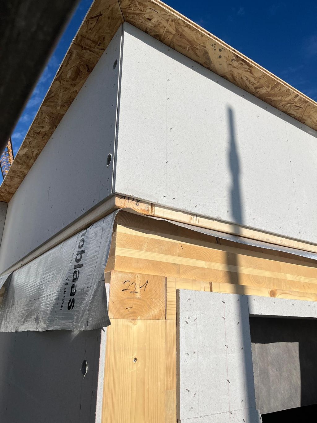 Detail der Holzständerbauweise mit Dämmung und Brettschichtholz