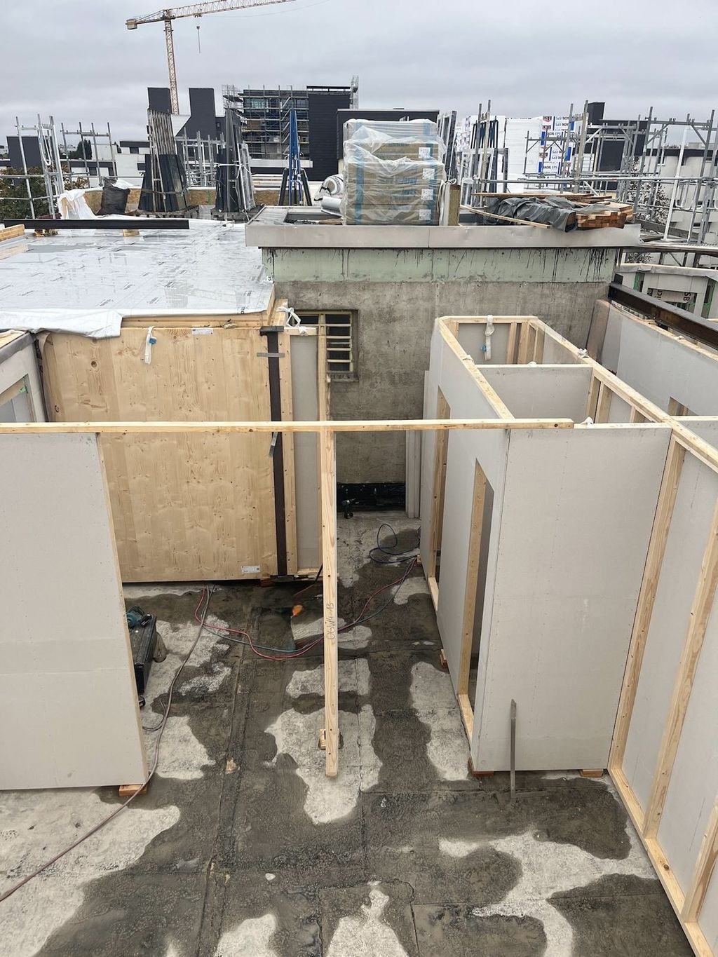 Holzständerkonstruktion der Aufstockung auf dem bestehenden Flachdach