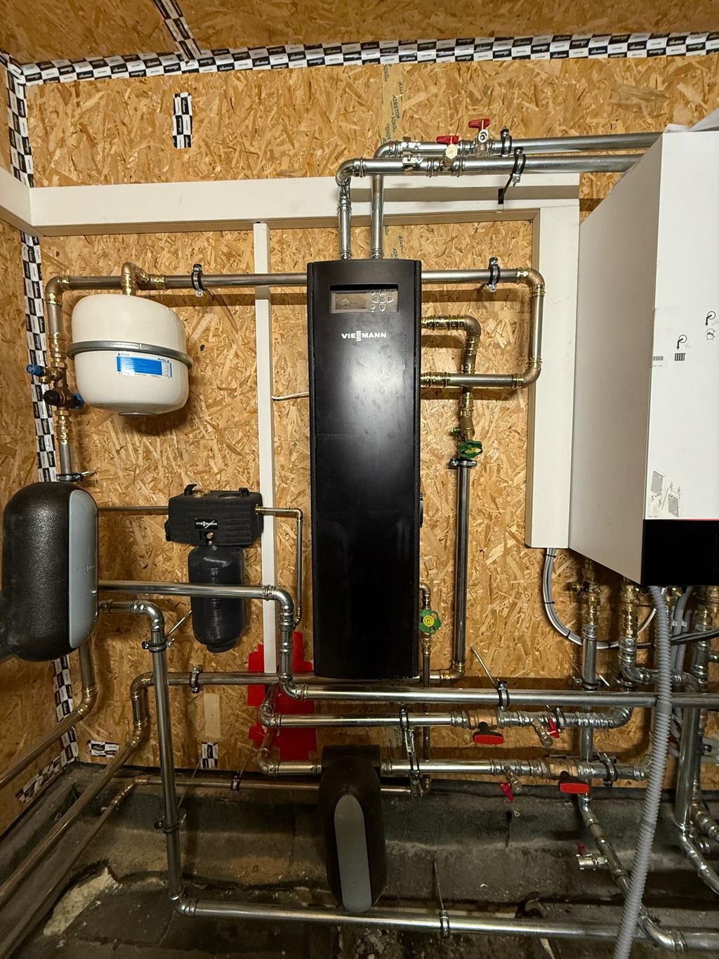 Haustechnikzentrale mit Wärmepumpe, Pufferspeicher und Verteilern