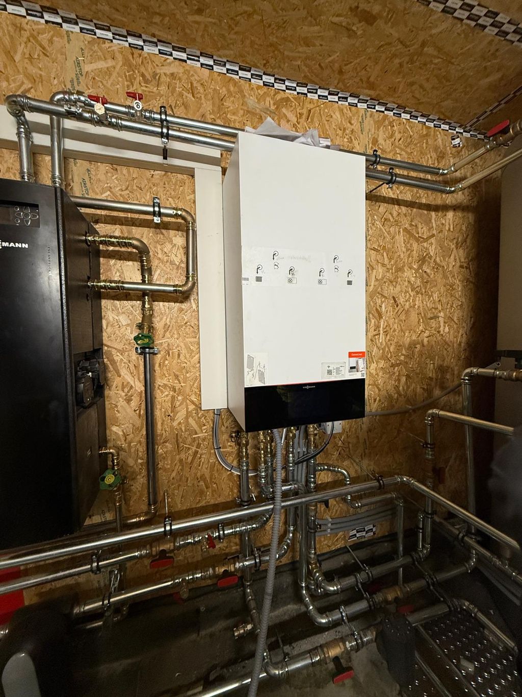 Installierte Wärmepumpentechnik mit Rohrleitungen und Regelung