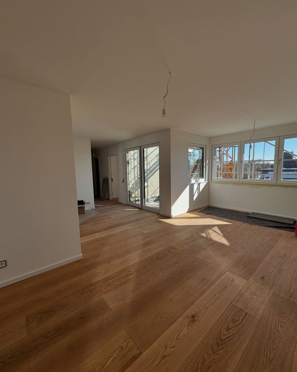 Heller Wohnraum mit Dachschräge und großzügiger Fensterfläche