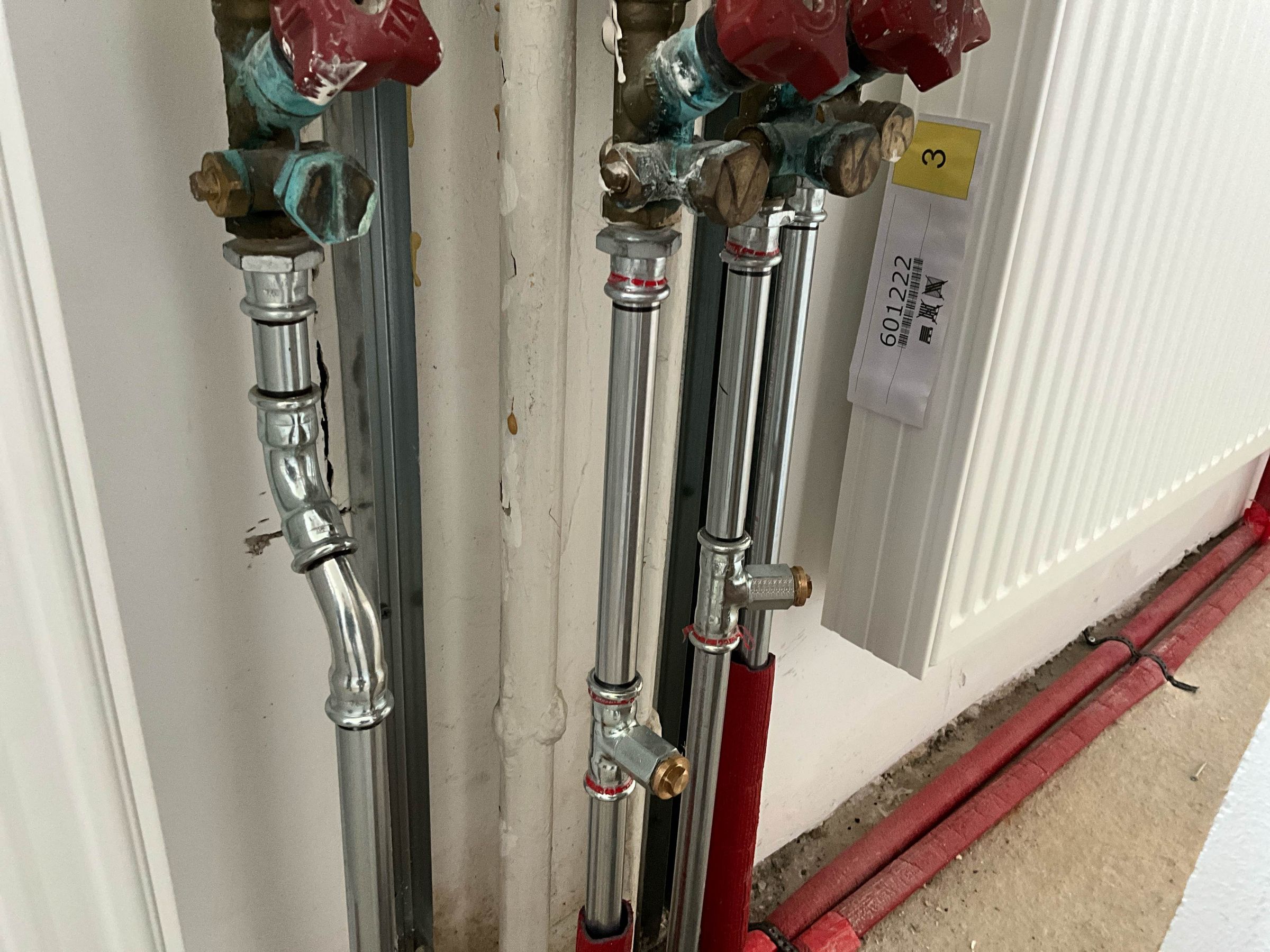 Detail der Verrohrung mit Absperrarmaturen und Pressfittings