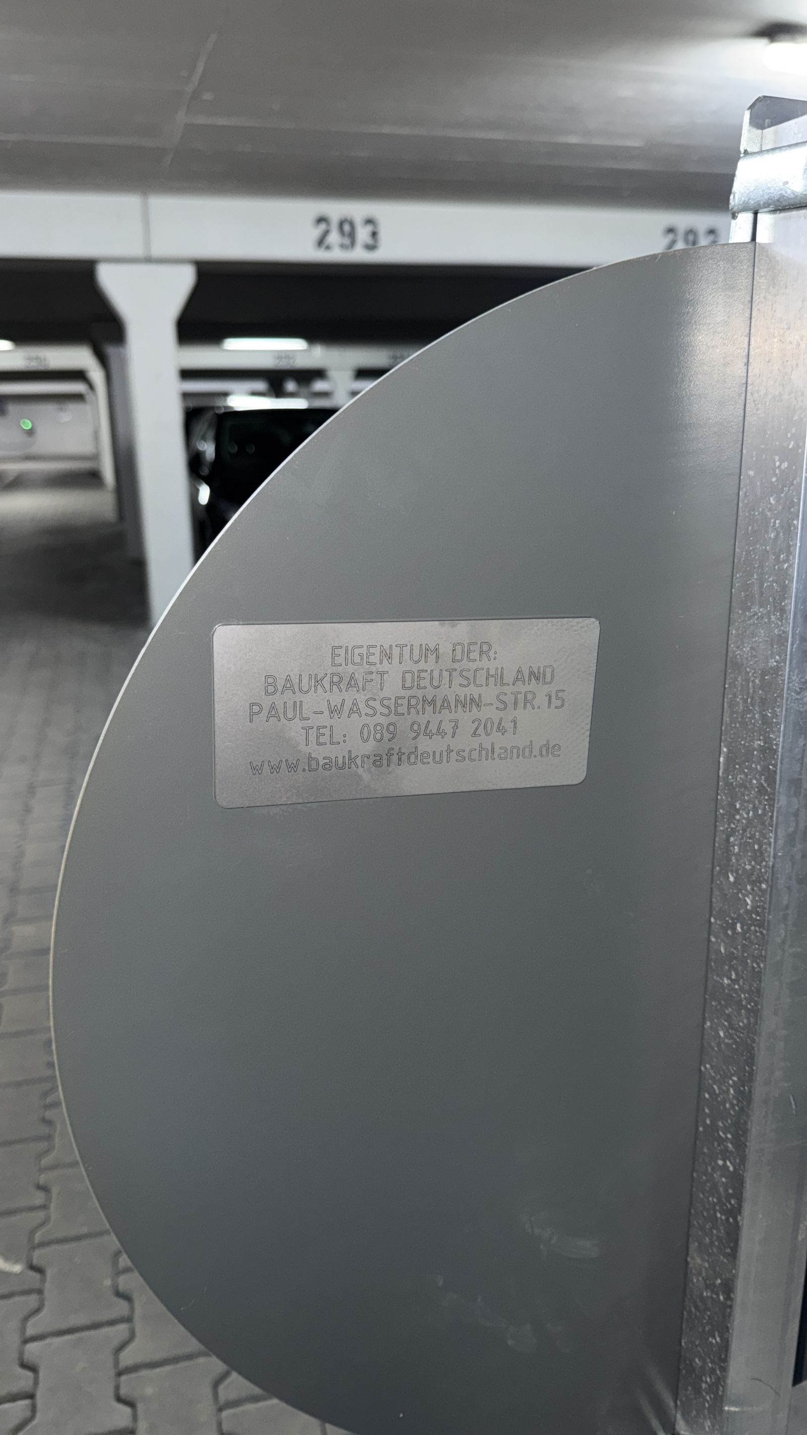 Detailaufnahme eines Verkehrsschildes mit Zulassungskennzeichnung