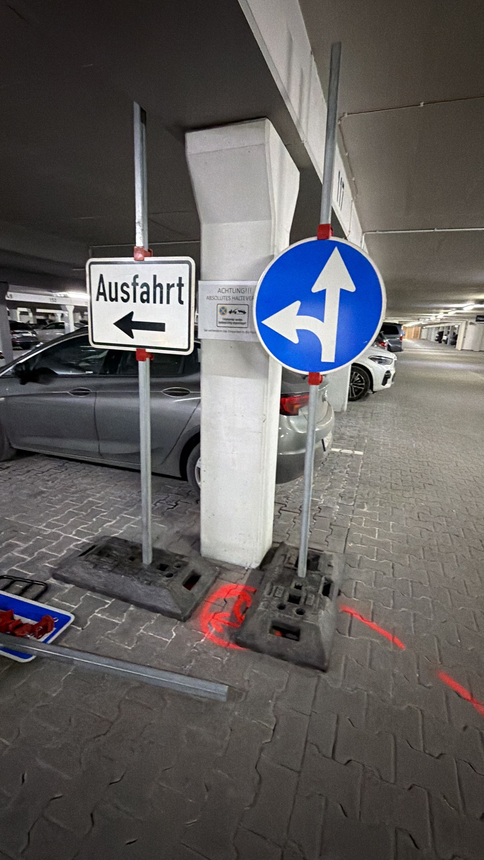 Aufgestellte Verkehrsschilder zur Umleitung im öffentlichen Straßenraum