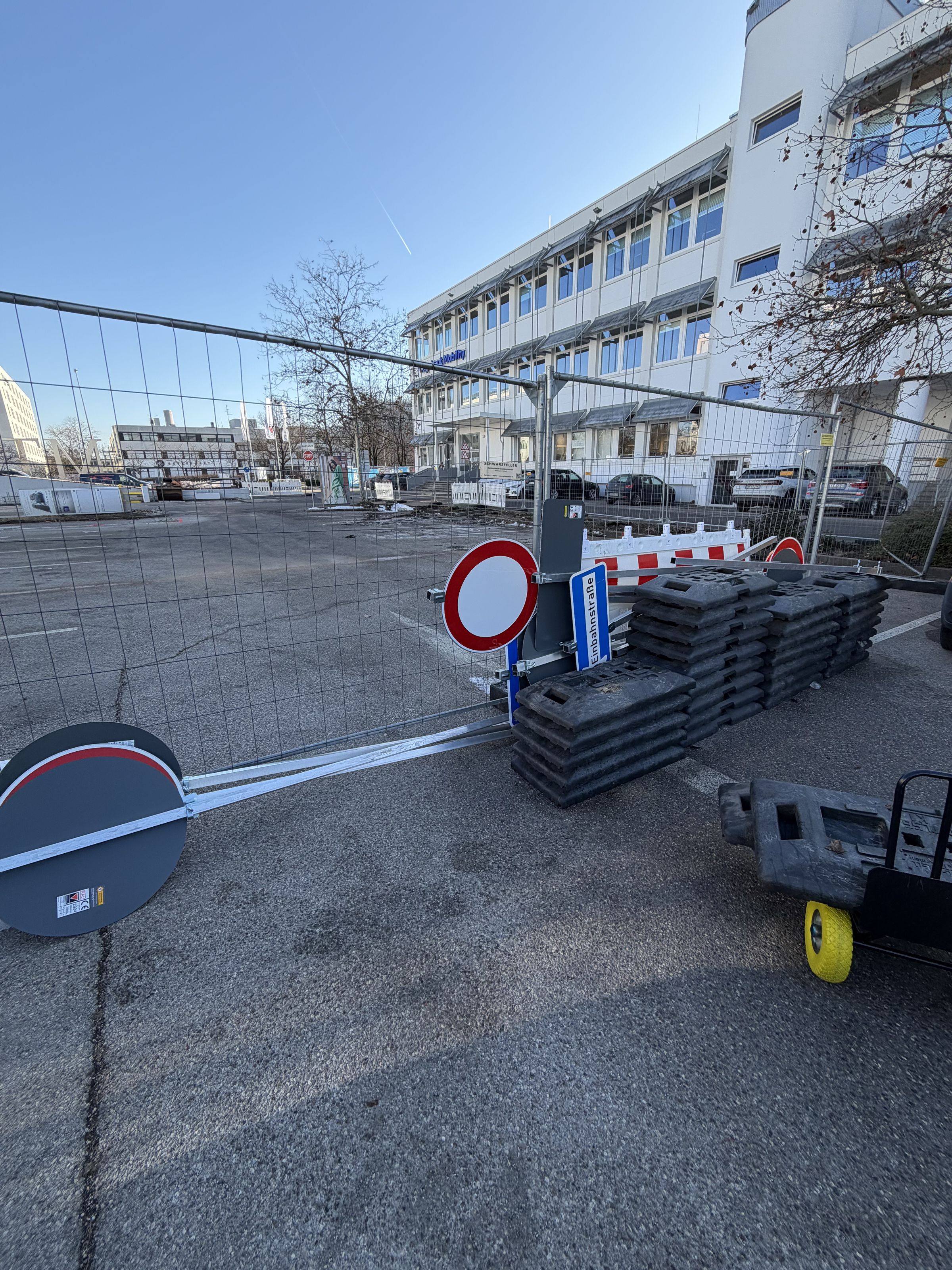 Verkehrssicherung mit Halteverbots- und Vorschriftzeichen entlang der Baustelle